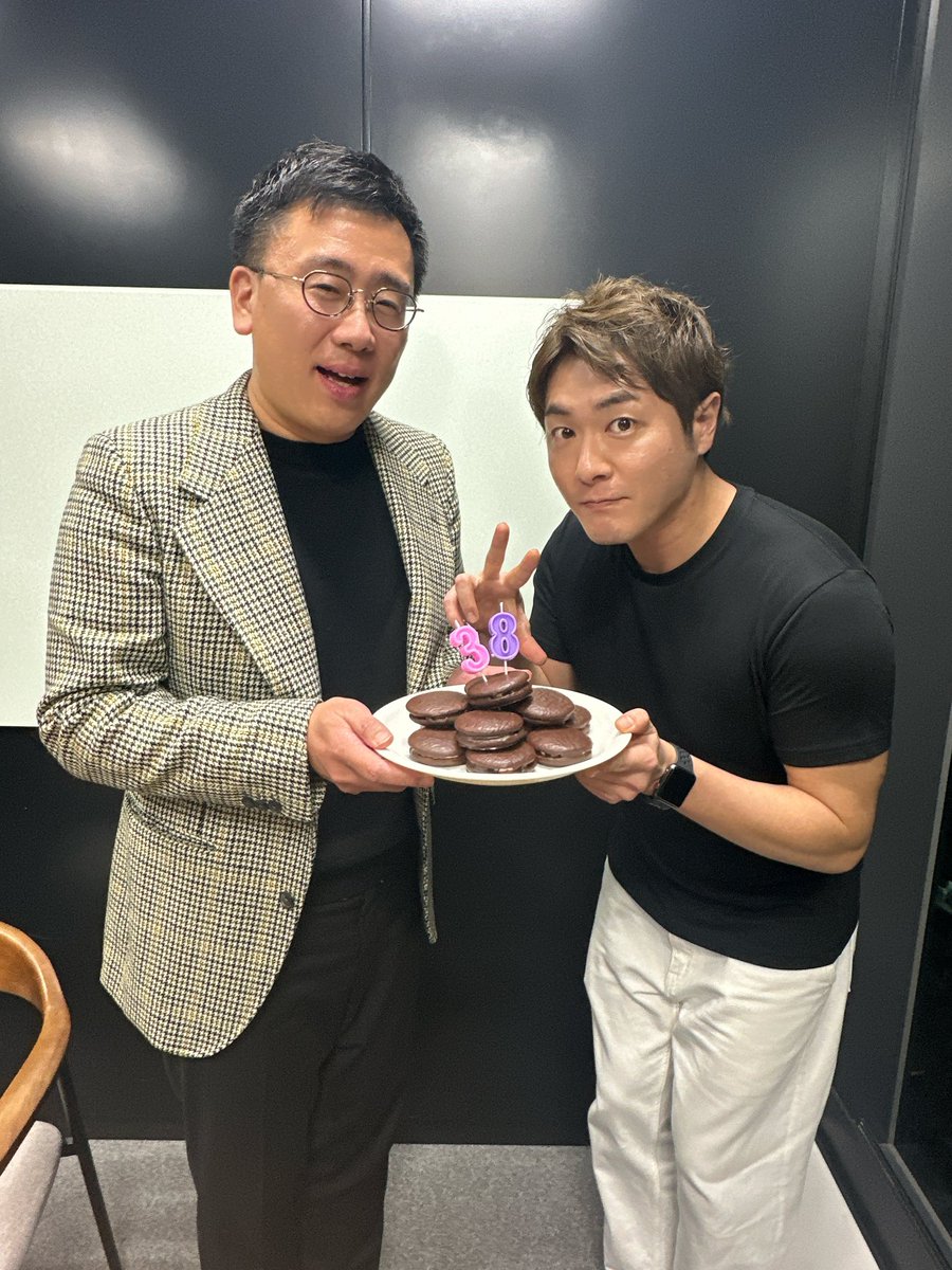 ikecas_Fujiwara's tweet photo. 「FxF ファンフェスタ Vol. 2 」
今回も皆様のおかげで楽しい時間となりました✨ マイク１本で水を飲まずに２時間トーク！笑 古家さんと皆様がいないと出来ないことでした！！
カムサハムニダ〜😆
そしてお誕生日も祝ってくださり、ありがとうございました😭 #古家正亨 #Fの藤原 #藤原倫己 https://t.co/ZhEnDxOx94