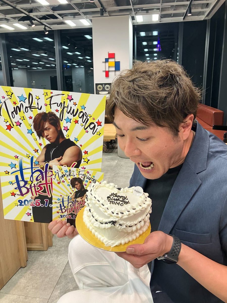 ikecas_Fujiwara's tweet photo. 「FxF ファンフェスタ Vol. 2 」
今回も皆様のおかげで楽しい時間となりました✨ マイク１本で水を飲まずに２時間トーク！笑 古家さんと皆様がいないと出来ないことでした！！
カムサハムニダ〜😆
そしてお誕生日も祝ってくださり、ありがとうございました😭 #古家正亨 #Fの藤原 #藤原倫己 https://t.co/ZhEnDxOx94