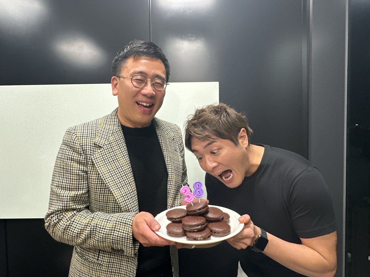 ikecas_Fujiwara's tweet photo. 「FxF ファンフェスタ Vol. 2 」
今回も皆様のおかげで楽しい時間となりました✨ マイク１本で水を飲まずに２時間トーク！笑 古家さんと皆様がいないと出来ないことでした！！
カムサハムニダ〜😆
そしてお誕生日も祝ってくださり、ありがとうございました😭 #古家正亨 #Fの藤原 #藤原倫己 https://t.co/ZhEnDxOx94