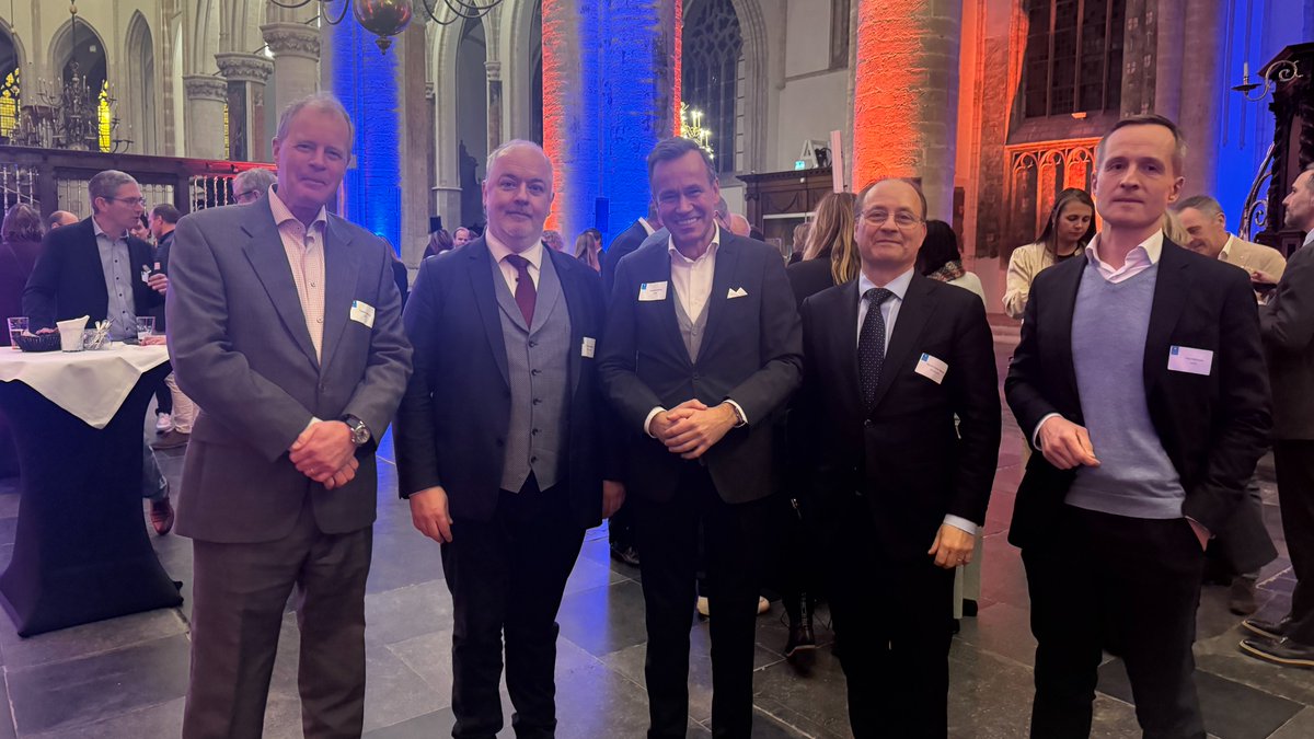 De hartelijke relatie tussen de colleges van <a href="/BOIPnews/">BOIP - Benelux Office for Intellectual Property</a> en <a href="/beneluxunion/">Benelux Union</a> wordt nog eens onderstreept door de deelname van de SGA's <a href="/TilemansMichel/">Michel-Etienne Tilemans</a> en <a href="/JeanClaudeMeye3/">Jean-Claude Meyer</a> aan de nieuwjaarsreceptie. Een mooie illustratie van de Benelux-geest die de twee instellingen verenigt.