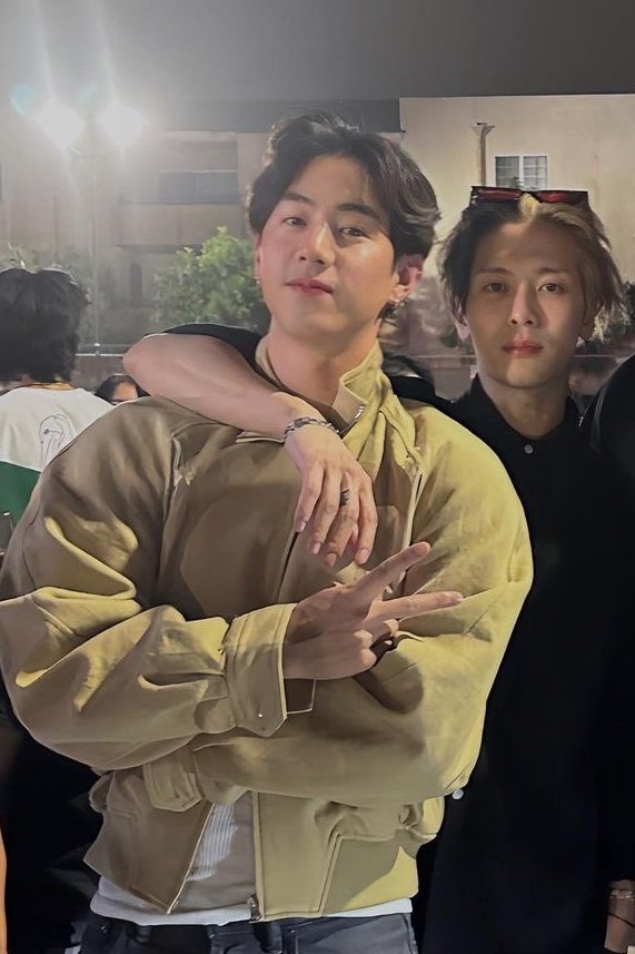 marksonarchv's tweet photo. Markson                                      Markson 
in LA                                               in Seoul https://t.co/ojToW97dEw