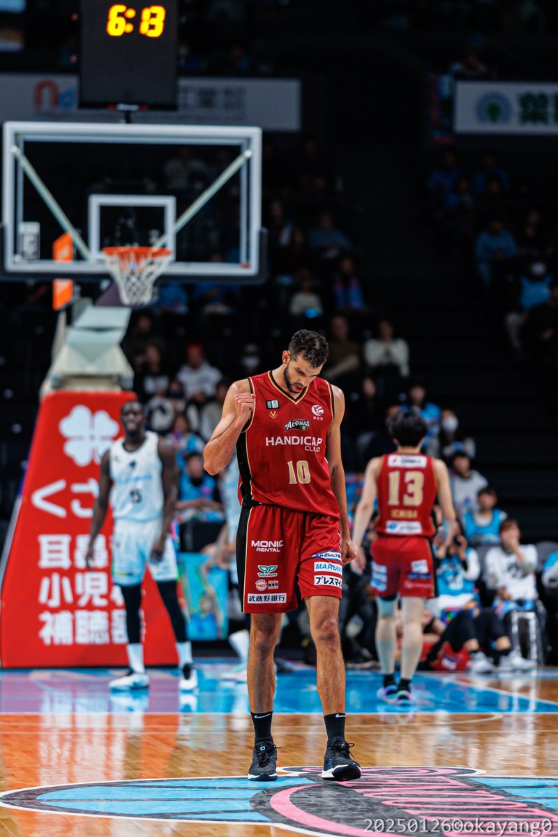 okayang0's tweet photo. 4Q 残り6分13秒。松山の2ポイントがバスカンで決まったのを見届けたアシストのソアレス、小さくガッツポーズ。 #ティムソアレス #TimSoares #越谷アルファーズ https://t.co/gCtKnSeUr6
