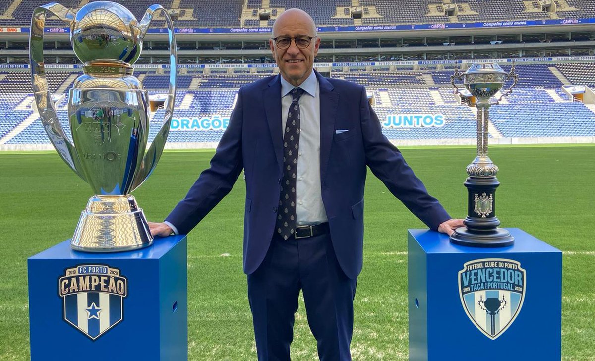 Lucasalexpires's tweet photo. Mudam-se os presidentes, mudam-se os treinadores, mudam-se os jogadores, mas ele fica.
Máximo respeito pelo amor e dedicação do Doutor Puga. 💙 https://t.co/BDsTlk0jTO
