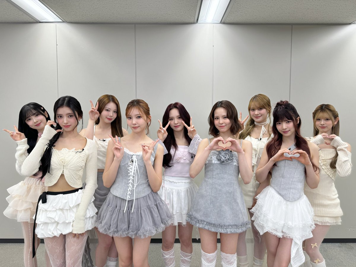 NiziU__official's tweet photo. #CDTVライブライブ ありがとうございました🫶

デビュー5周年目のNiziUが披露した
「Step and a step」と「YOAKE」は
いかがでしたか？

デビュー時から成長したパフォーマンスを
お楽しみいただけていたら嬉しいです👣🏙️

#NiziU #ニジュー #니쥬 #WithU
#Stepandastep #YOAKE #NiziU_YOAKE https://t.co/ld8SjTxru4