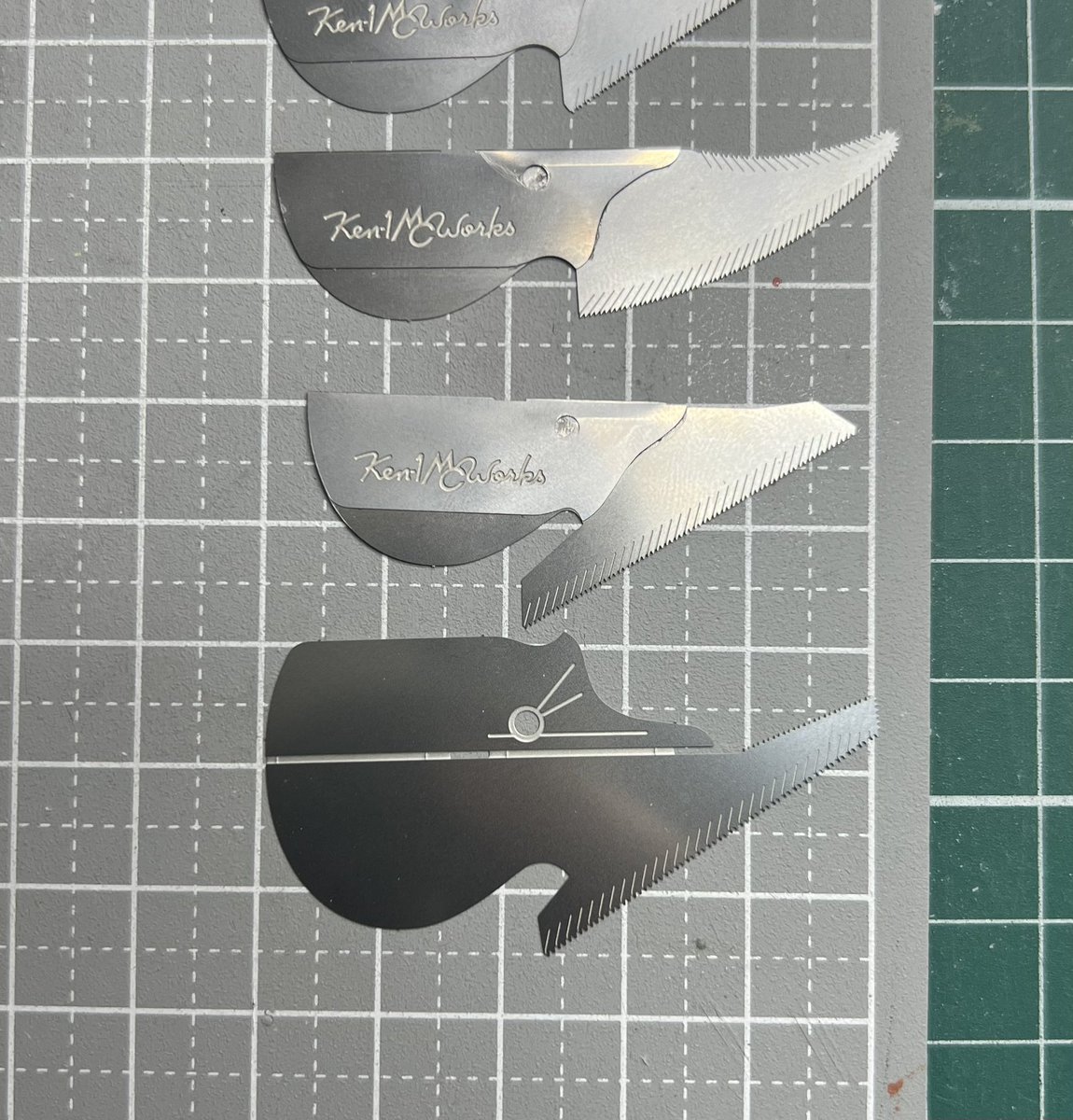 その前に組み立ては必要に応じて曲げるだけ🤩丸い穴に瞬着入れれば広がってくれる溝があるので曲げ戻りが嫌なら接着してヨシ😤下側の丸い部分をさらに曲げれば接着しなくても広がりは抑えられる🤗けどせっかくのロゴが隠れるので私は接着🩷注意事項は公式参照ken1mcworks.base.shop/items/97757556