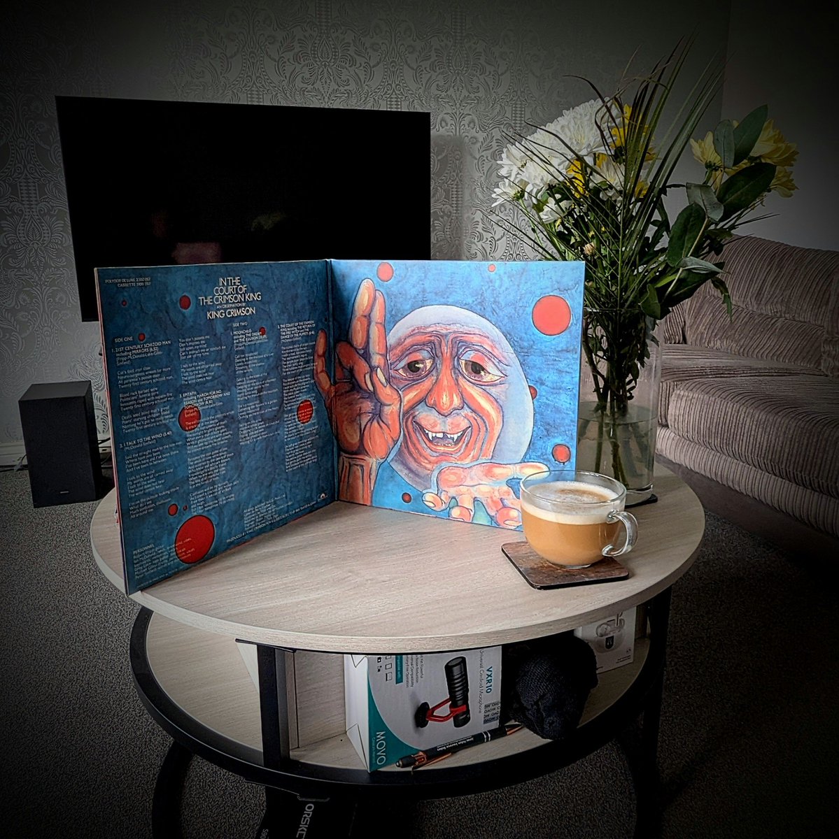 clothesfreeuk's tweet photo. Not surprisingly I've got this album on today ❤️ Coffee, Crumpets and In the Court of the Crimson King..what a wonderful iconic LP and cover ❤️
#kingcrimson #itcotck #coffee #crumpets #vinylrecords #clothesfreeliving #dayoff #mondaymonday https://t.co/lejW06EwGd