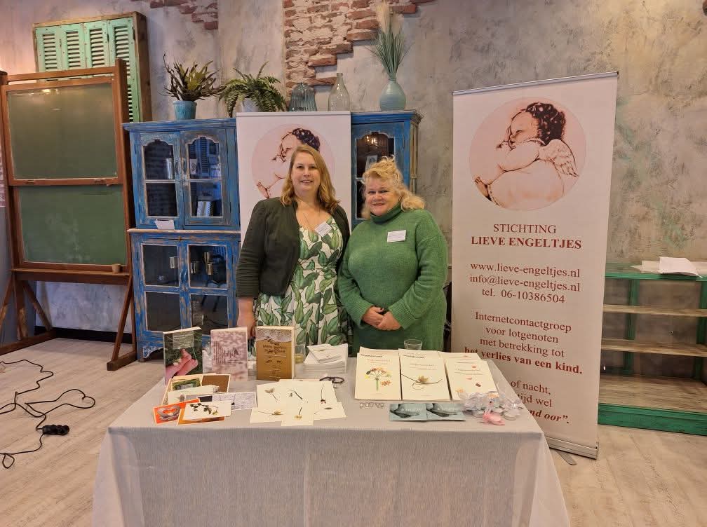 LieveEngeltjes's tweet photo. Vandaag staan onze vrijwilligers Thea en Hetty op een uitvaartbeurs om de rouwondersteuning door onze mailgroepen en ook onze troostcadeaus onder de aandacht te brengen. Goed bezig dames 💜 https://t.co/MGFPo4Ts6m