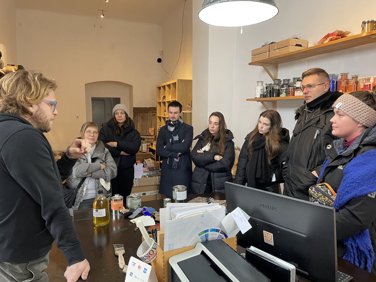 hrcka's tweet photo. 💠 Osviežujúci moment tejto sychravej stredy? EXKURZIA skupiny študentov a študentiek Fakulty architektúry STU Bratislava. BANSKÁ ŠTIAVNICA sa počas tohto týždňa stala ideálnou „učebňou“ pre predmet "Tradičné a novodobé materiály pri obnove pamiatok". #nasaobnova #detasko https://t.co/GqbQmhYwSb