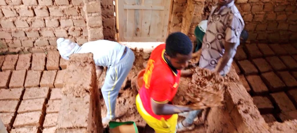 GicumbiN's tweet photo. Amatafari 130 niyo yabumbwe mu muganda wahuje Urubyiruko rwa @GicumbiDistrict
#Rushakisector kuri uyu wa 27/01/2025 mu bikorwa biteza imbere imibereho myiza y'abaturage Hanatewe igishahuro k'ubwiherero bw'umuturage utishoboye. https://t.co/HZW7p4bUGg