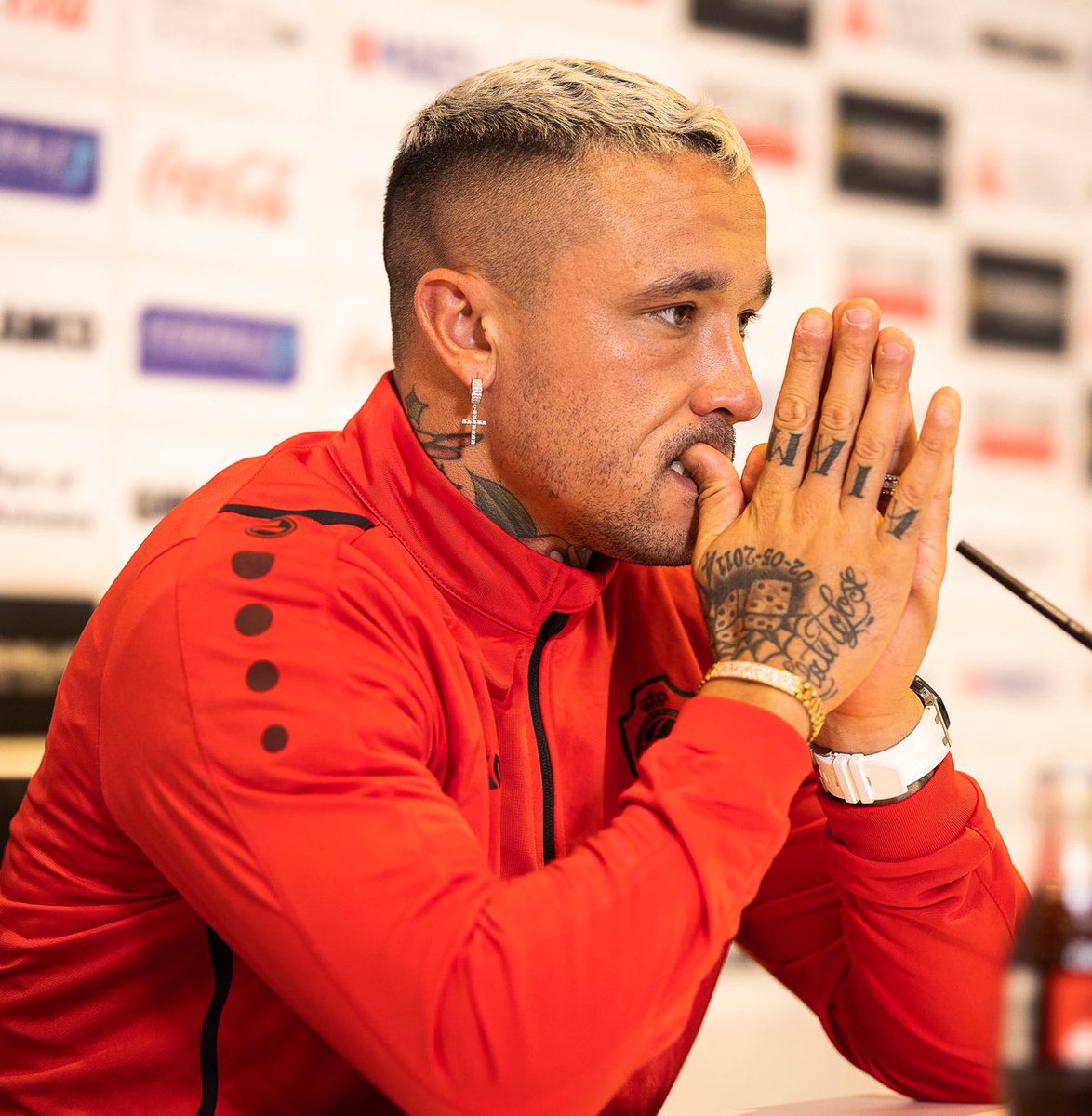 idextratime's tweet photo. 🚨 BREAKING : Radja Nainggolan baru saja DITANGKAP pihak kepolisian Brussels setelah diduga terlibat dalam jaringan perdagangan narkoba internasional. 🤯

Nainggolan saat ini sedang diperiksa menyangkut dugaan tindakan impor kokain dari Amerika Selatan ke Eropa, melalui pelabuhan Antwerpen, dan redistribusinya di Belgia.

📝 @AlfredoPedulla