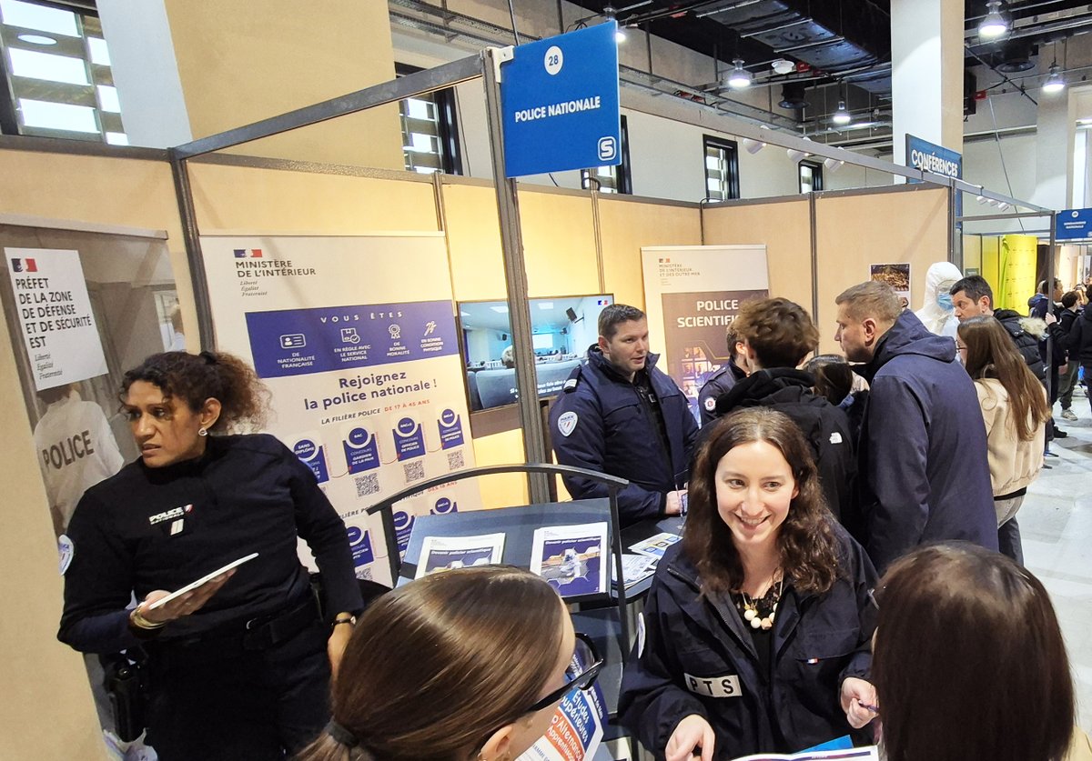 PrefetZoneEst's tweet photo. 🏛️La Préfecture de Zone était présente avec la @PoliceNationale au salon #Studyrama consacré à l’#alternance + l’#apprentissage
25/01/25 Centre Congrès Robert Schuman #Metz
👮🏻Les visiteurs sont venus nombreux se renseigner ou découvrir les métiers/carrières de la Police Nationale https://t.co/MxYQG6k9kH
