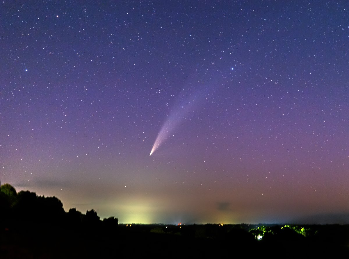 erfmufn's tweet image. Comet Atlas G3 (2024) tonight from Coolamon Scenic Drive Lookout looking towards Lismore - Still naked eye (just)! Happy to get more detail, including the two main tails (dust, and gas). 8 x 30s / F4.5 / ISO 2000 / 47mm Canon 6D MK II + kit lens.
