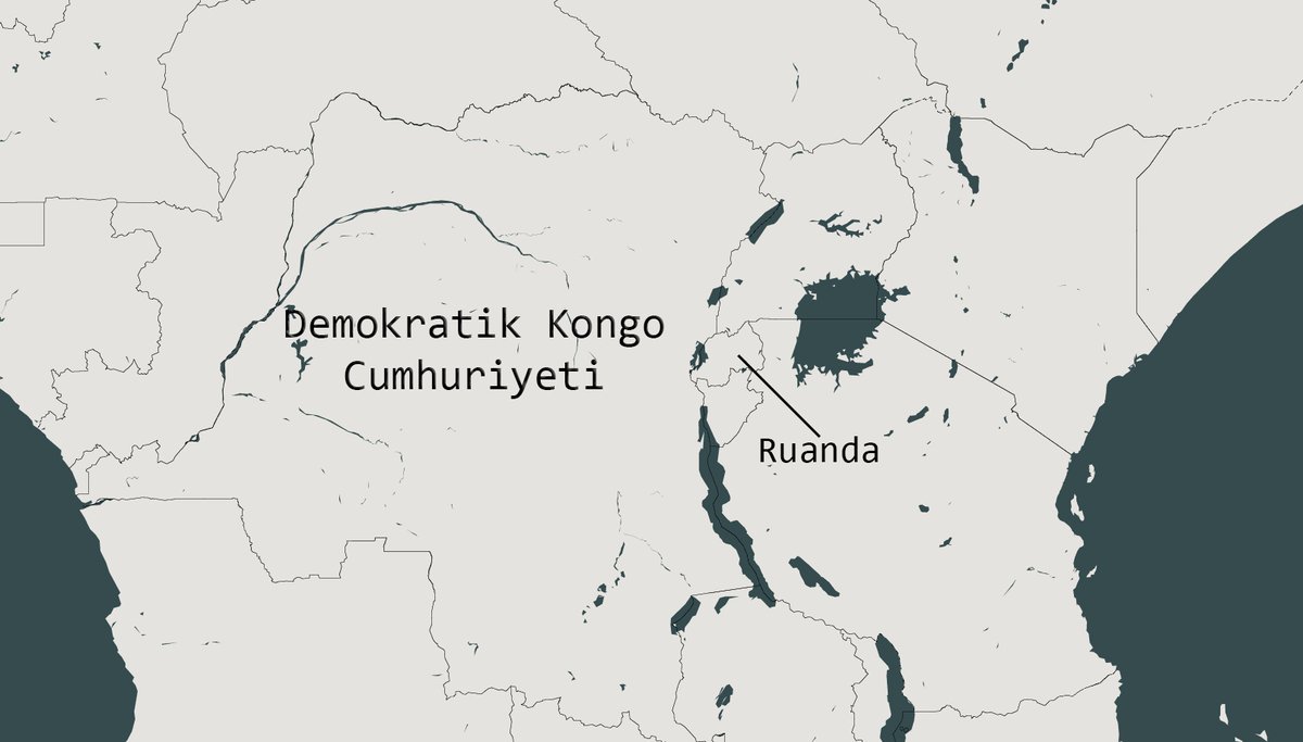 CepheGozlemi's tweet photo. DEMOKRAİTK KONGO CUMHURİYETİ VE RUANDA SINIRINDA YAŞANAN ÇATIŞMALAR HAKKINDA

Demokratik Kongo Cumhuriyeti (DKC) ile Ruanda arasındaki gerilim, 2025 itibarıyla Doğu Afrika’daki istikrarsızlığı derinleştiren en önemli krizlerden biri haline geldi. DKC’nin doğusunda faaliyet gösteren ve bölgeyi uzun süredir kaosa sürükleyen M23 isyancı grubu, Goma şehrine doğru geniş çaplı bir saldırı başlatarak uluslararası dikkatleri üzerine çekti. DKC, M23’ün Ruanda tarafından desteklendiğini iddia ederken, Ruanda bu suçlamaları reddederek DKC’nin kendi topraklarına saldırılar düzenlediğini öne sürüyor. Bu karşılıklı suçlamalar, bölgedeki güvenlik durumunu daha da kötüleştirirken, siviller arasında büyük bir insani kriz yaşanmasına yol açtı.

M23’ün Goma’ya ilerleyişi ve bölgenin önemli noktalarının isyancıların eline geçmesi, DKC ordusunun stratejik olarak geri çekildiği iddialarını beraberinde getirdi. Bu gelişmeler üzerine DKC hükümeti, Ruanda’ya yönelik sert diplomatik adımlar atarak iki ülke arasındaki ilişkileri koparma noktasına getirdi. Öte yandan, Birleşmiş Milletler ve diğer uluslararası aktörler, gerilimin derhal düşürülmesi ve isyancıların silahsızlandırılması için çağrılarda bulundu. Ancak, Ruanda’nın bölgedeki etkisi ve DKC ordusunun zayıflığı, bu çağrıların uygulanabilirliğini tartışmalı hale getiriyor.

Uluslararası toplum, bu çatışmanın bölgesel bir krize dönüşmesini engellemek için diplomatik çabalarını artırıyor. Doğu Afrika Topluluğu liderleri, Kenya’nın öncülüğünde acil bir zirve düzenleyerek tarafları masaya oturtmaya çalışıyor. Türkiye ve Güney Afrika gibi küresel aktörler de taraflar arasında arabuluculuk rolü üstlenmeye hazır olduklarını ifade ettiler. Ancak, bu tür çabalar kısa vadede gerilimi yatıştırsa da sorunun temelinde yatan etnik, ekonomik ve siyasi anlaşmazlıkların çözülmesi için uzun vadeli bir stratejiye ihtiyaç duyuluyor. Aksi takdirde, DKC ile Ruanda arasındaki bu çatışma, Doğu Afrika’da kalıcı bir istikrarsızlık kaynağı olmaya devam edecek gibi görünüyor.