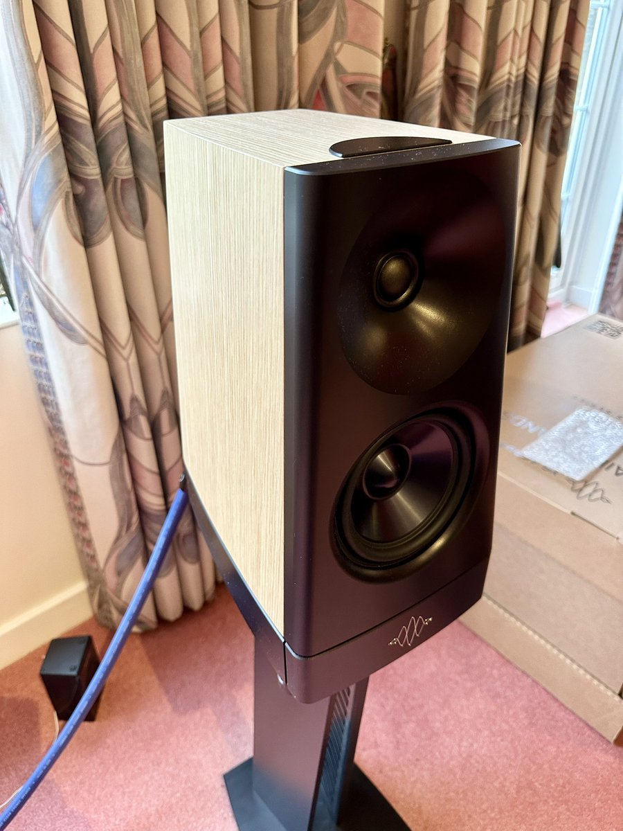 hifilounge's tweet photo. Nice @YgAcoustics Cairn Speaker install recently partnered with Cardas Cables to finish off the customers recent upgrade journey.
Have to say they absolutely sang in his room partnered with Accuphase 👌
#ygacoustics #cardas #accuphase #hifi #speakers #audiophile #audio https://t.co/xD9J1w8qxl