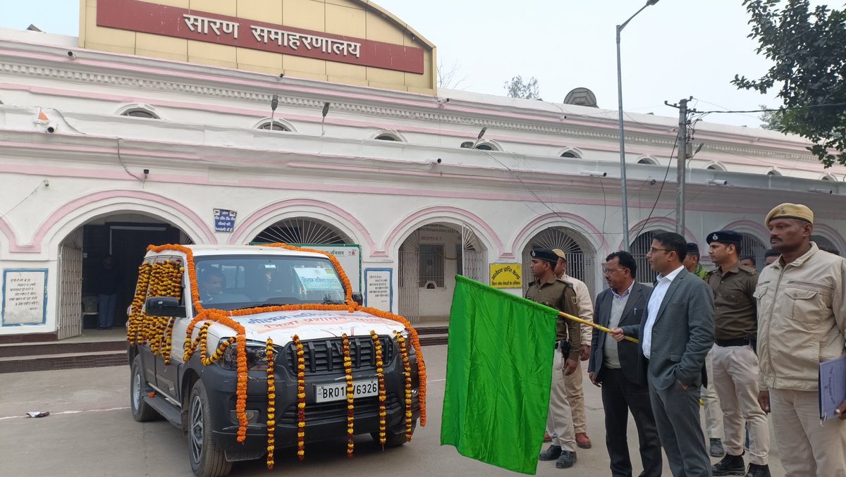 Saran_dm's tweet photo. #certificatecases #Notice #warrants
#recovery #saran #chapra #Bihar @IPRDBihar
जिलाधिकारी ने नीलाम तामिला एक्सप्रेस को हरी झंडी दिखाकर किया रवाना
इससे जिला में संचालित नीलाम पत्र वादों के नोटिस का होगा त्वरित तामिला , मामलों के निष्पादन में आएगी तेजी
-------------------------------
सारण, छपरा
27 जनवरी, 2025
-------------------------------
सारण जिला में नीलाम पत्र के 37707 वाद लंबित हैं, जिसमें लगभग 533 करोड़ रुपये की राशि सन्निहित है।
नीलाम पत्र वादों के तेजी से निष्पादन को लेकर विगत महीनों में कई कदम उठाये गये हैं। वादों के निष्पादन में नोटिस का तामिला एक मुख्य समस्या थी। इसके निदान हेतु डेडिकेटेड वाहन से कराने का निर्णय लिया गया है जिसे नीलाम तामिला एक्सप्रेस नाम दिया गया है।
इस वाहन के माध्यम से वाद की सुनवाई में निर्गत नोटिस का तामिला, बॉडी वारंट नोटिस का तामिला तथा कुर्की जप्ती नोटिस का तामिला कराया जायेगा।
इस वाहन में लाउडस्पीकर भी लगा होगा जिसके माध्यम से भी सार्वजनिक रूप से लोगों को जानकारी दी जायेगी। साथ मे पुलिस फोर्स भी होगा जो नोटिस का तामिला जायेगा। जिस व्यक्ति का घर बंद रहेगा, उसके दरवाजे पर नोटिस को चस्पा कर साक्ष्य स्वरूप इसकी वीडियो रिकॉर्डिंग कराई जाएगी।
ज्ञात हो कि लंबित नीलाम पत्र वादों के निष्पादन की समीक्षा उच्चतर स्तर से लगातार की जा रही है। प्रमंडलीय आयुक्त भी इसकी नियमित समीक्षा कर रहे हैं। नीलाम पत्र वाद के सभी पक्षकारों से अपील है कि अपने वादों का निष्पादन नियमानुसार देय राशि जमा कराकर सुनिश्चित कर अग्रेतर दंडात्मक कार्रवाई से बचें।