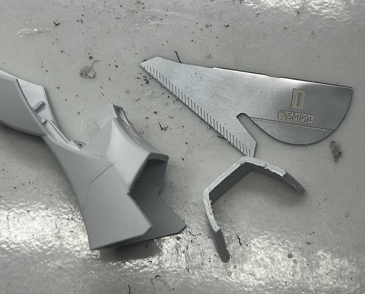 次はガンプラの足で切断テスト😆Dタイプであっさり切断、直線ならあっという間、綺麗な切断面😳性能は文句なしだが、しいて言えば押し切りタイプが一つでも欲しかった🥹実際そう感じたしね😗総評、切れ良くスムースなので壊れにくいからコスパは良いんじゃない‼️マストバイな逸品としてお勧めしますよ