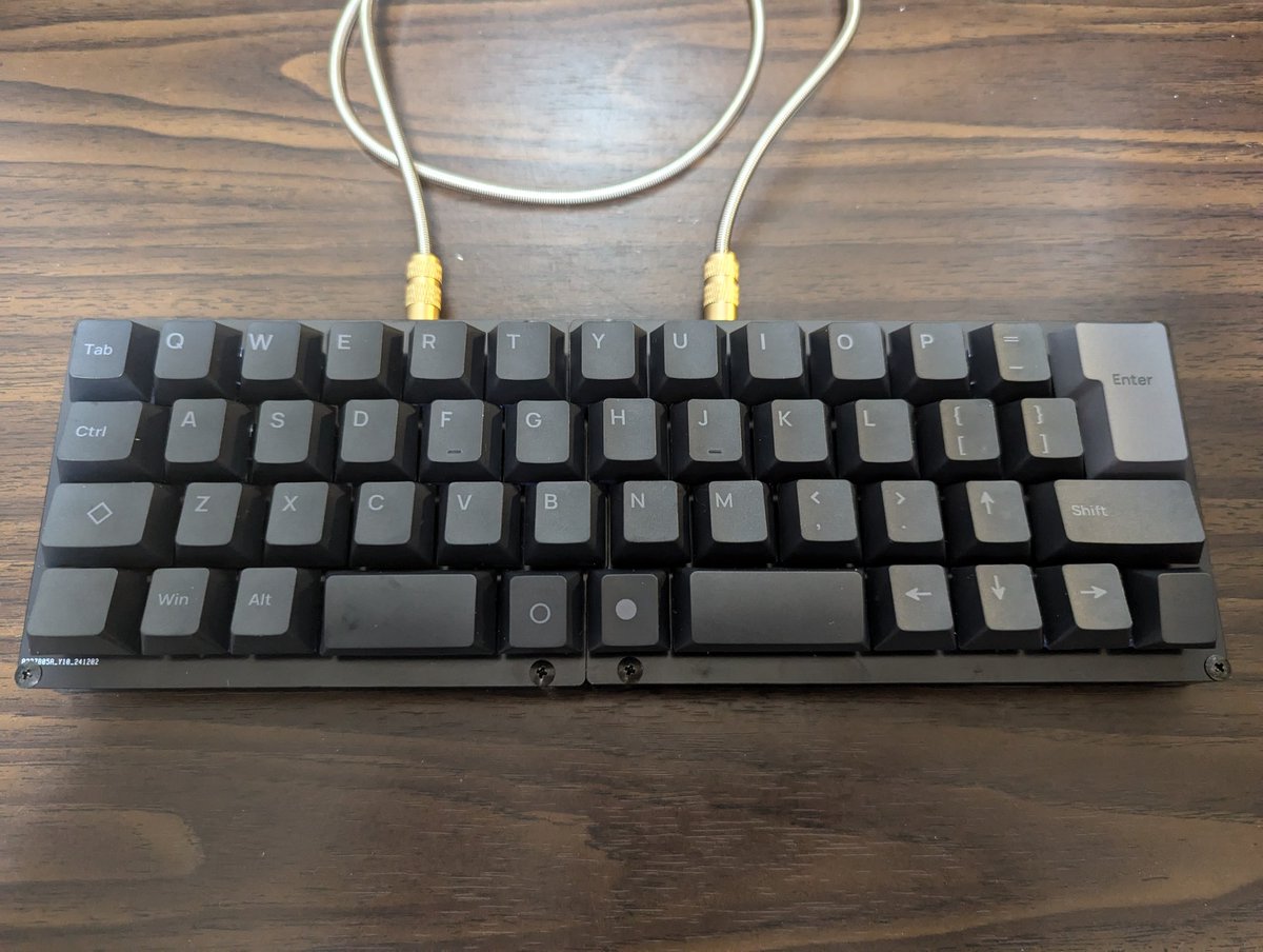 Walter_8300's tweet photo. JIS配列風の40%ロウスタッガードの分割キーボードが完成。自キ活を始めた当初の目標であった分割キーボードができたので、そこは満足してるけど、ケース作りや別のキーボード設計もしたくて、時間とお金が足りない。。。 https://t.co/YfZMtC1CKw