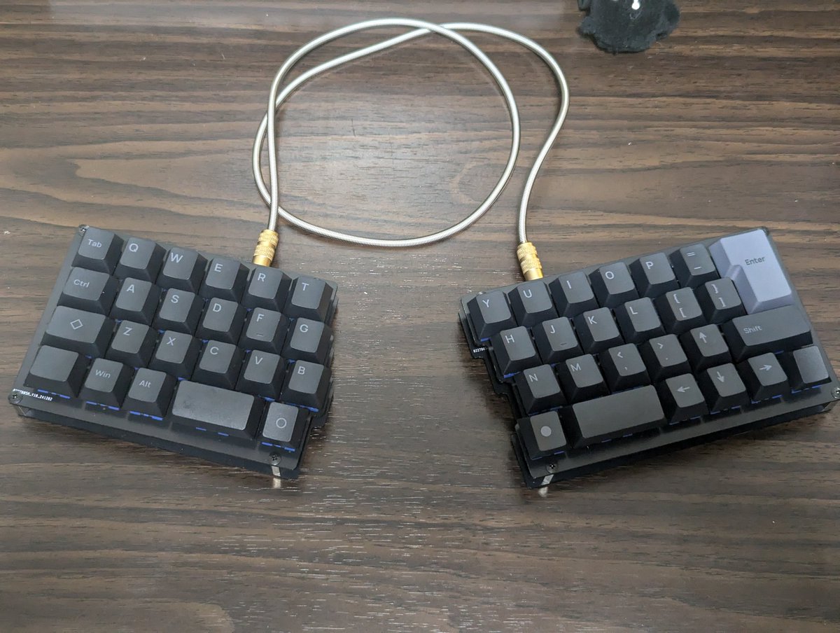 Walter_8300's tweet photo. JIS配列風の40%ロウスタッガードの分割キーボードが完成。自キ活を始めた当初の目標であった分割キーボードができたので、そこは満足してるけど、ケース作りや別のキーボード設計もしたくて、時間とお金が足りない。。。 https://t.co/YfZMtC1CKw