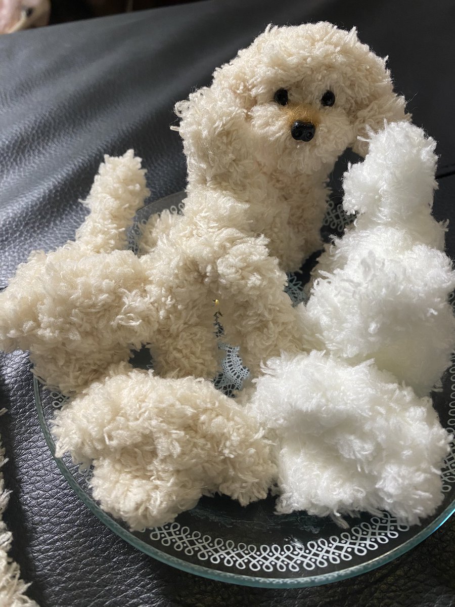 teftefff14's tweet photo. ウチの子と、友人宅に送る様に��しずつ作り足しています🎀
顔を可愛くするのがホントに難しくて😱少しの事で一気に崩れてします💦
続き��明日少し植毛して、友人宅のワンコちゃんに似せながら、可愛く仕上げたいと思います😊
 #モールドール  #トイプードル https://t.co/jf1ruFXlII