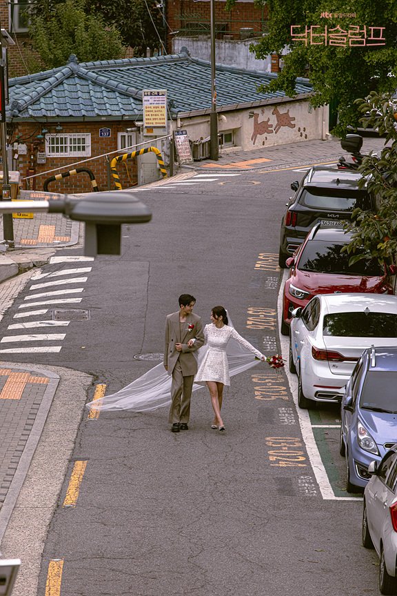 kdramamiss's tweet photo. my comfort couple their wedding pics were so beautiful #DoctorSlump https://t.co/RWqTrEYMGR