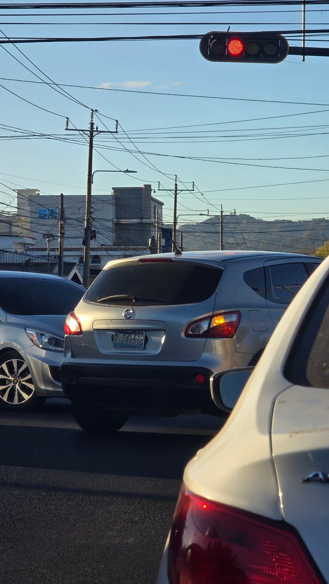 DavidFerna26's tweet photo. De los que no les gusta hacer la fila debida para cruzar @VMTElSalvador @PNCSV 
Intersección de la Av Bernal y Calle Constitución https://t.co/Aa69S0YXoB