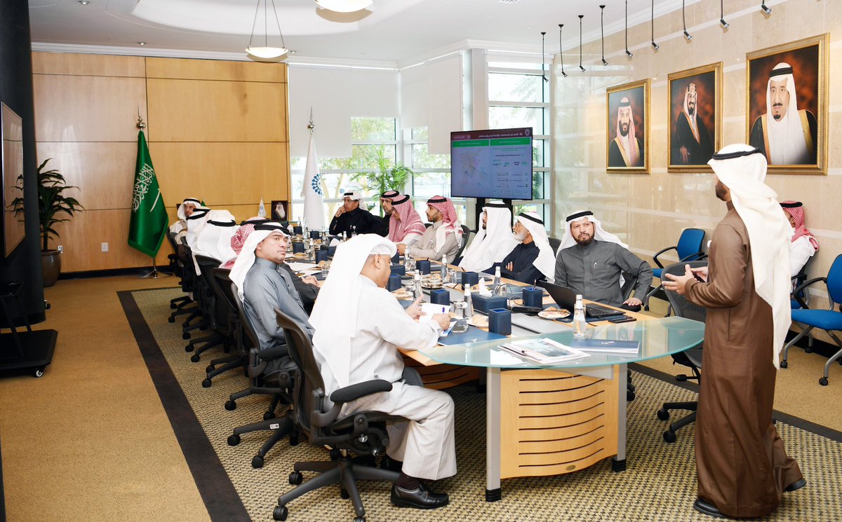 AsharqiaChamber's tweet photo. وشهد اللقاء مشاركة نائب الرئيس الأول للشحن في الشركة السعودية للخطوط الحديدية (سار)، بدر بن علي القحطاني، الذي قدم عرضًا حول خطة “سار” لتعزيز الربط السككي بين مدن الشرقية، بما يسهم في دعم البنية التحتية للنقل وتعزيز التنمية الاقتصادية. https://t.co/HubWYkgtUb