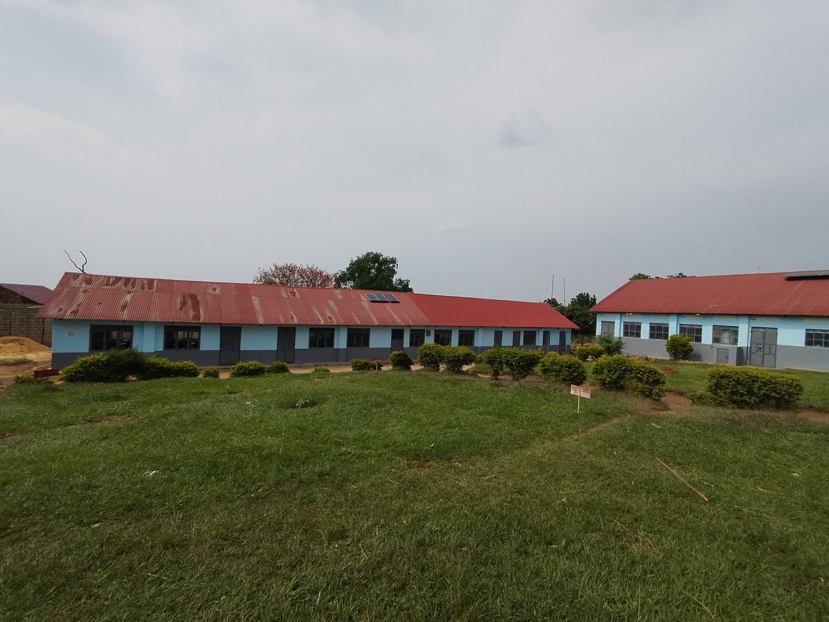jm_elbarbas's tweet photo. @AfricaDirecto @azvalor Antes y ¡Después! 👉 Con la ayuda de Da valor @azvalor por medio de @AfricaDirecto la Escuela de Nyamirama en Uganda parece otra. En estas fotografías se puede ver la Escuela Secundaria PdP... 👉👉👉 https://t.co/HJ0XbOi1Dj