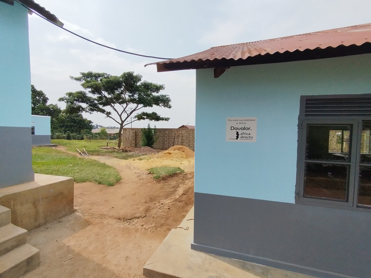jm_elbarbas's tweet photo. @AfricaDirecto @azvalor Antes y ¡Después! 👉 Con la ayuda de Da valor @azvalor por medio de @AfricaDirecto la Escuela de Nyamirama en Uganda parece otra. En estas fotografías se puede ver la Escuela Secundaria PdP... 👉👉👉 https://t.co/HJ0XbOi1Dj