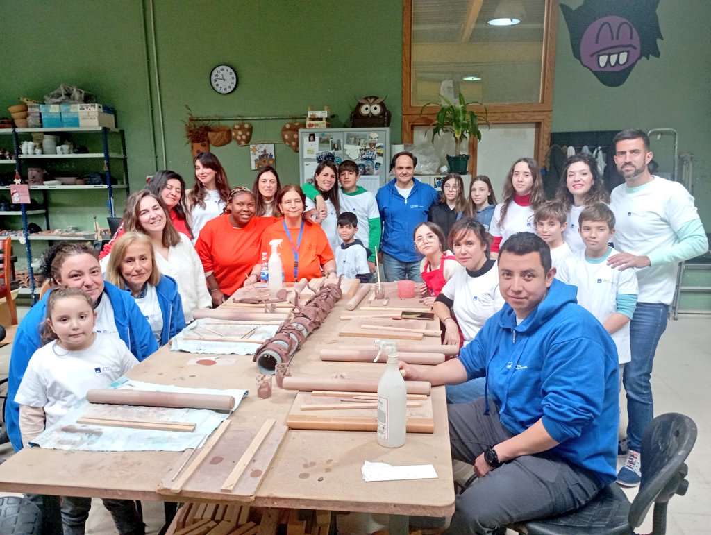 👋 Este sábado nuestr@s amig@s de #AxaDeTodoCorazón  <a href="/AXASegurosEs/">AXA España</a> volvieron a 1️⃣ maratón de modelado en #Sufragio <a href="/GrupoAMAS/">Fundación AMÁS</a>
<a href="/AytoLeganes/">Ayuntamiento de Leganés</a>

➕ de  4️⃣0️⃣ voluntari@s que disfrutaron y se mancharon haciendo una maceta y un gato anillero cerámicos 🐈 ➕ 🪴

Repetimos está semana 🔜