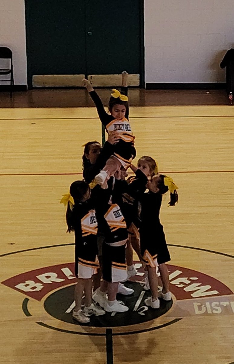 ParkBridgeview's tweet photo. We're BACK!! Bridgeview Park District Youth Basketball is back for its 4th season in the South Suburban Youth Basketball League! Six teams grades 1-8 and one 7-10 yr old cheerleading squad will compete every Saturday through March! Come out and see the kids perform! 🏀 https://t.co/505Xy0jWnM