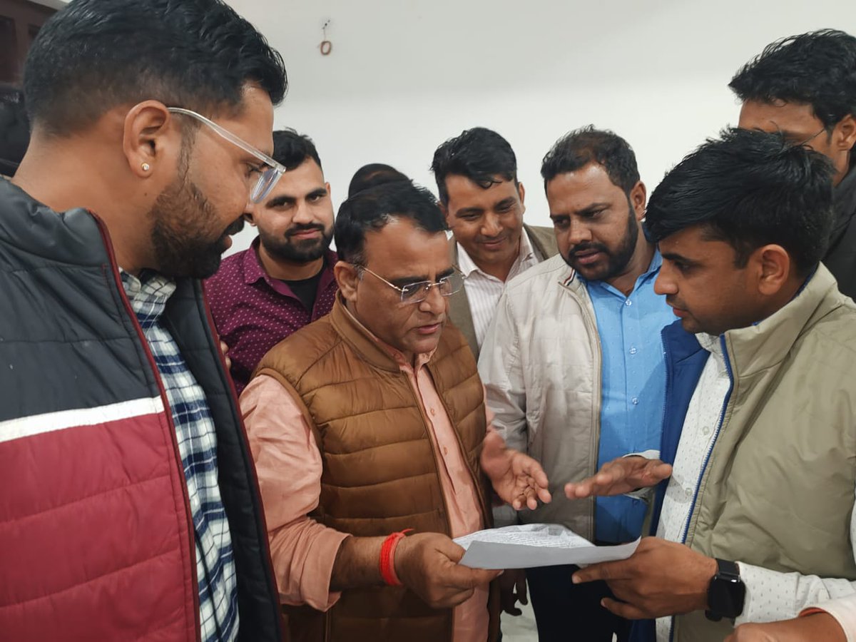 hemank216749's tweet photo. कंप्यूटर अनुदेशक संघ,धोद (सीकर) राजस्थान ने धोद विधायक
श्रीमान गोरधन वर्मा को वरिष्ठ कम्प्यूटर अनुदेशक एवं बेसिक कंप्यूटर अनुदेशक के कैडर मे संसोधन एवं विस्तार करते हुए वेतन विसंगति दुर करना, कंप्यूटर अनुदेशक की जगह कंप्यूटर शिक्षक करना और कक्षा 9 एवं 10 मे कंप्यूटर विज्ञान विषय को अनिवार्य को लेकर ज्ञापन दिया। विधायक जी  ने जल्द कंप्यूटर अनुदेशक की मांग को पुरी करने का आश्वासन दिया।