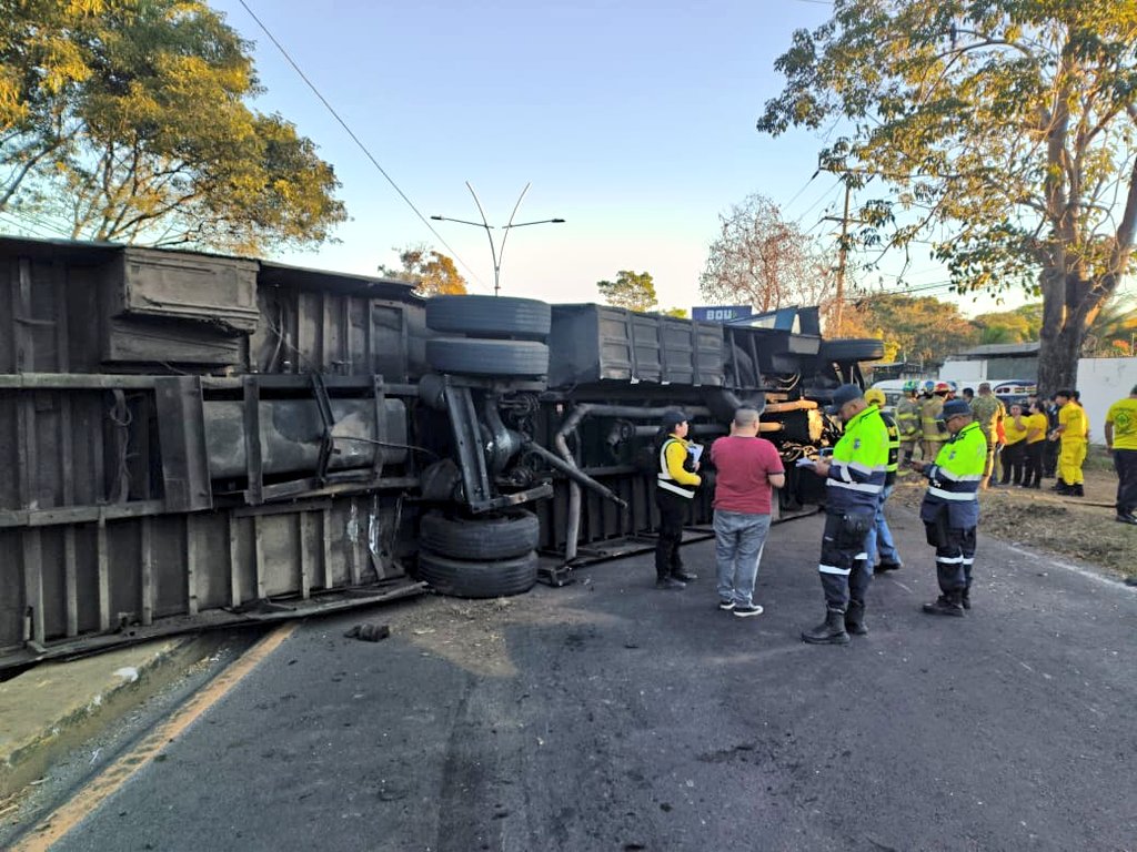 PNCSV's tweet photo. Varias personas resultaron lesionadas tras un accidente donde un bus de la ruta 209, con desperfectos mecánicos, volcó en el bulevar Los 44, a la altura de El Trébol, Santa Ana.

Todas las víctimas fueron trasladadas al hospital.

Nuestros policías se encuentran en la zona para indagar el hecho.