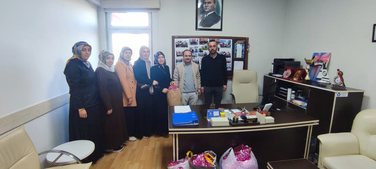 Kadın Aile Koordinatörlüğümüzce  Üreten Kadınlarımız El Emekleri ile Anne Şefkatiyle Sabancı Çocuk Yuvasındaki Kardeşlerimiz İçin 60 Adet Atkı Bere Örüp İdaremize Teslim Edip Hediye Ettik.Çocuk Yuvası Müdür Yardımcısı İlhan Beye İlgi ve Alakası İçin Teşekkür Ederiz 😊