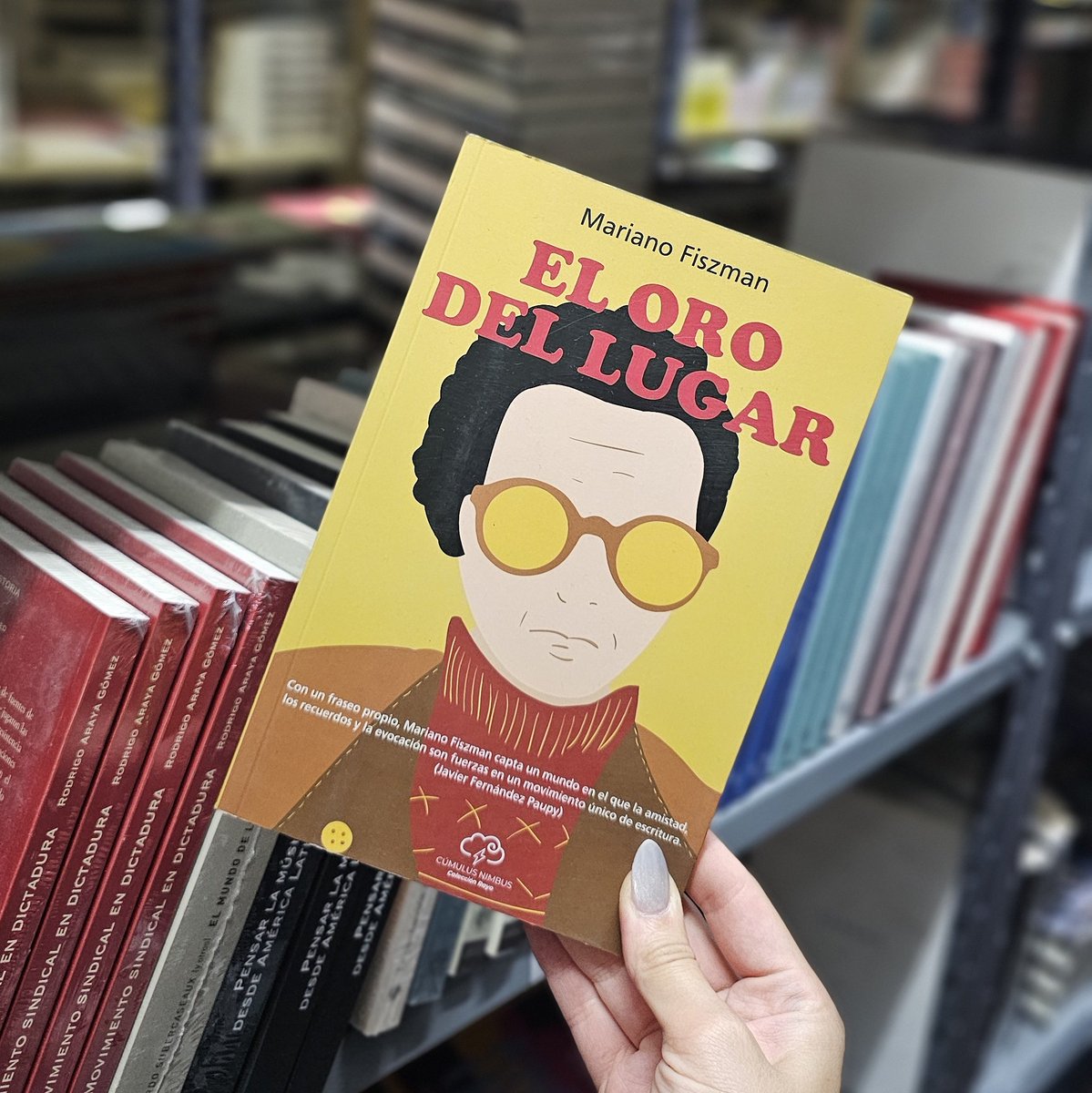 "El oro del lugar" Mariano Fiszman 📝

Narra la historia de una amistad que, como una casa que abrimos y descubrimos de a poco, nos brinda nuevos espacios para habitar. Existen distintas maneras de viajar, pero este libro encuentra un vuelo directo entre París y Villa Crespo.