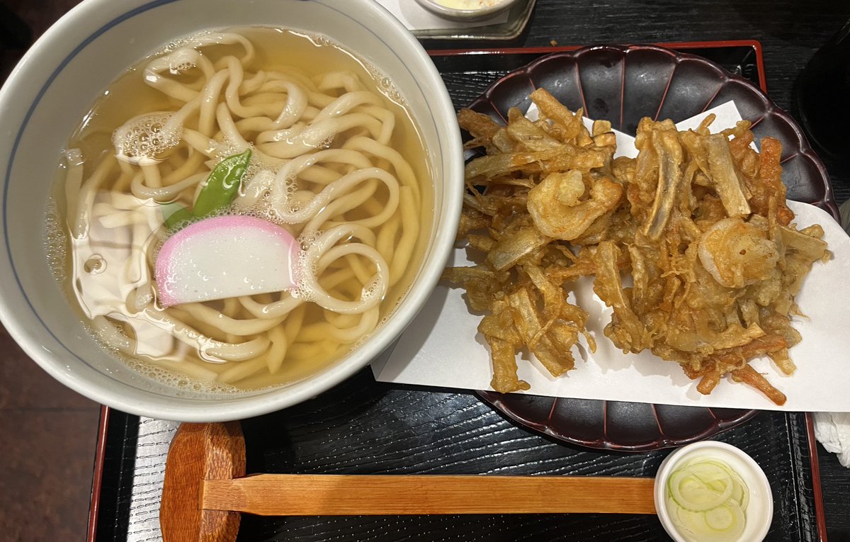 hamuwo860's tweet photo. 三ノ輪でおうどん
銭湯♨️に行く時にいつも通る交差点の讃岐うどん　���のふやさん
麺の程よい手打ち感や、塩気の奥に甘み&amp;こんぶのうまみのあるつゆが美味
ごぼうのかき揚げにはエビのおまけあり嬉しい！サクサクで抹茶塩で食べても最高だった　
大正から続くお店がなんと今月末で閉店
みんなぜひ食べて https://t.co/9BnuPCTxyN