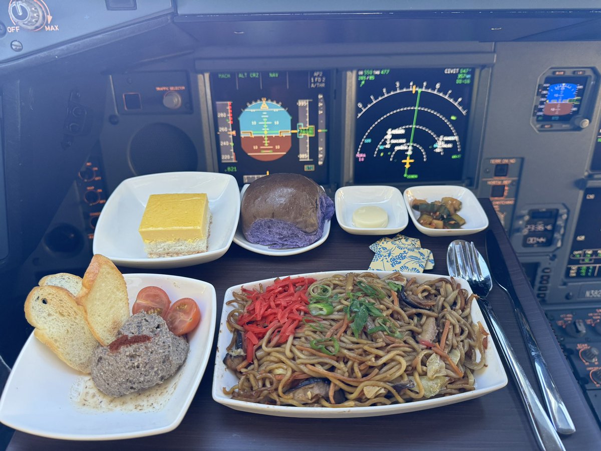 InfantryPilot's tweet photo. Yesterday’s lunch.  The yakisoba and taro roll was 👍. https://t.co/H1TYV48wR5