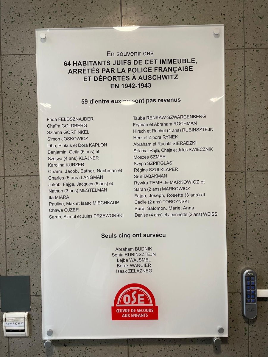OSE_France's tweet photo. 🔴@ACORDEBARD, maire du @Mairie10Paris,  accompagnée de @laurencepatrice, du sénateur @RemiFeraud et du Président de l'OSE @ArieFlack a procédé à la cérémonie du fleurissement de la plaque à la mémoire des habitants déportés du 117, rue du Faubourg du Temple. Ne les oublions pas! https://t.co/fZ1Df0ZtlX