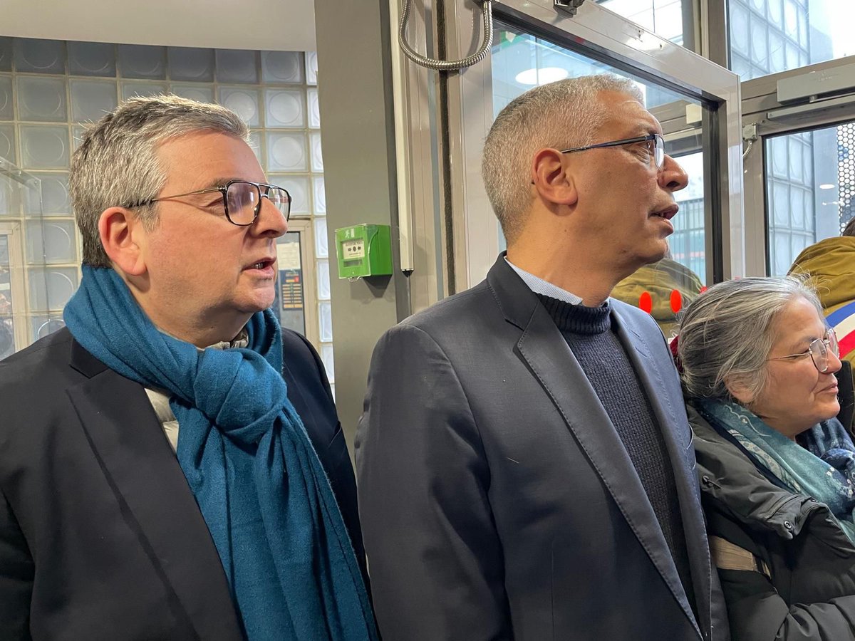 OSE_France's tweet photo. 🔴@ACORDEBARD, maire du @Mairie10Paris,  accompagnée de @laurencepatrice, du sénateur @RemiFeraud et du Président de l'OSE @ArieFlack a procédé à la cérémonie du fleurissement de la plaque à la mémoire des habitants déportés du 117, rue du Faubourg du Temple. Ne les oublions pas! https://t.co/fZ1Df0ZtlX