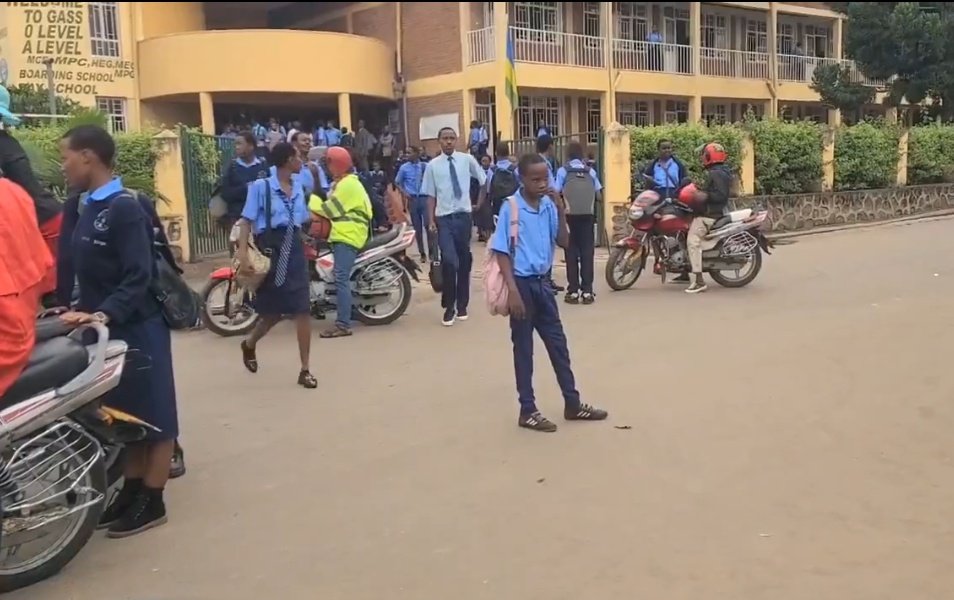 Rugira_H_Mirage's tweet image. ⛔️ Muri macye:
-System z'ubwirinzi z'u Rwanda zapfubije ibisasu byaraswaga ku Rwanda
-Amasasu 6 yarashwe muri GS Rubavu hakomeraka umwana umwe
-Mbugangari harashwe bombe 2 hakomereka abaturage 15
-Rubavu bimwe mubigo by'amashuri byafunzwe
-FARDC/FDLR yambuwe ibikoresho yahunganye