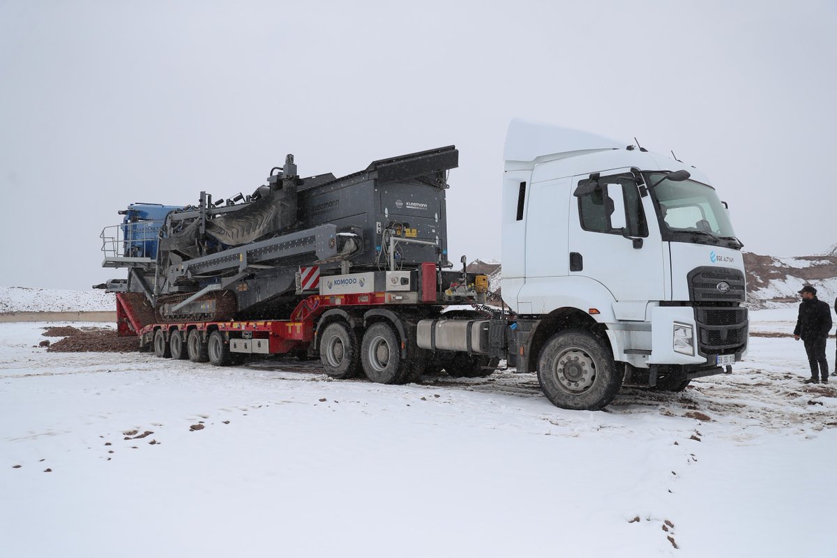 Uzun yıllar kullanılmayan konkasör ve elek sistemi Belediyemiz bünyesine kazandırılan İşhan mevkiindeki taş ocağında yeniden kullanılmaya başlandı.

Yol yapım maliyetine yılda 80 milyon TL katkı sağlayacak olan yeni taş ocağındaki cevher taşlar, konkasörde son sistem teknolojiyle