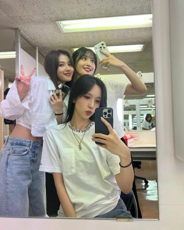 rozuemarie's tweet image. ㅤ

📍Byeol Cafe, Jakarta

Akhirnya bisa ngumpul bareng manusia-manusia sibuk ini. 
Gue liat-liat sedep banget nemplok ke laki gue, Do? 🤣

@luciennism

ㅤ