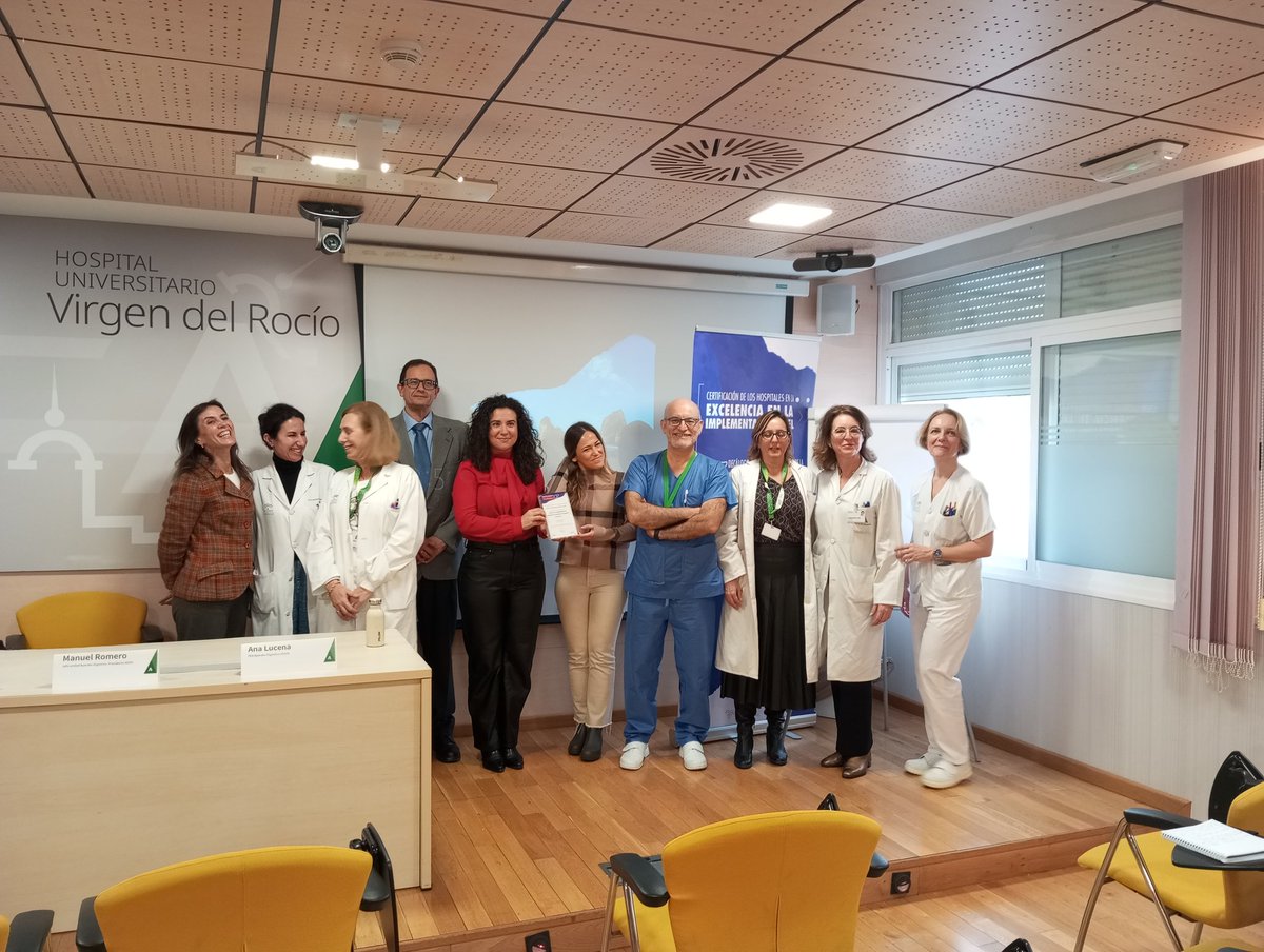 AEEHLiver's tweet photo. 🎖️Hemos estado en el acto de entrega al @HospitalUVRocio del Certificado de Excelencia en la Implementación del Decalogo para la Eliminación de la #hepatitisC, en colaboración con @AbbVie_ES.
👏Entregó el pte. de #Aehh @mromerogomez y Jefe de Unidad de Digestivo del centro a las facultativas Carmen Lara y Ana Lucena, responsables del proyecto del Hospital. ¡Enhorabuena! 💪Seguimos!