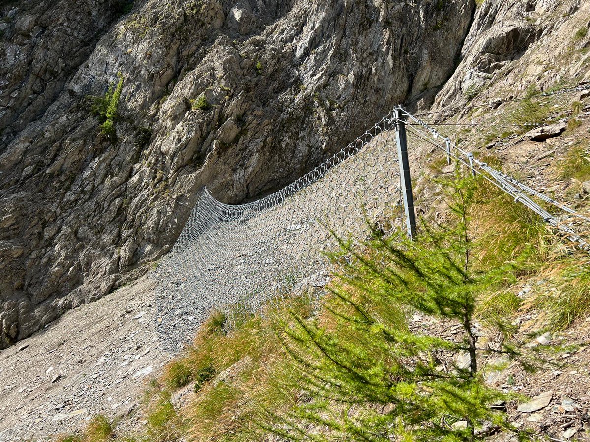 Two major rockfalls occurred in the canton of Valais, Switzerland. The net remained intact in both cases while the brakes were activated. The GUARD worked perfectly and alerted the relevant authorities on time, who checked the brakes to ensure the effectiveness of the barrier.
