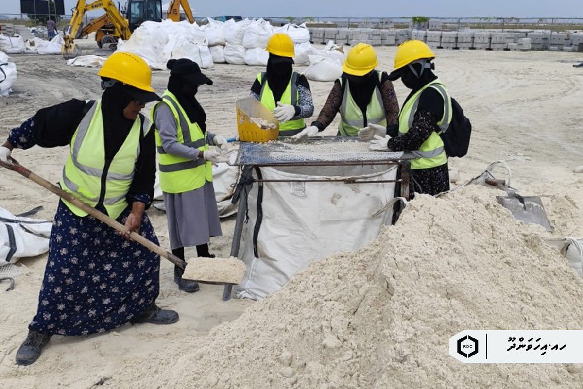 rdcmaldives's tweet photo. މި ކޯޕަރޭޝަނުން ރާއްޖޭގެ އުތުރުގެ ރަށްތަކުގައި ކުރިއަށް ގެންދާ ޒަމާނީ ފެންވަރަށް މަގުތައް ތަރައްޤީ ކުރުމުގެ މަޝްރޫޢުގެ ދަށުން ހއ. ދިއްދޫ މަގު ހެދުމުގެ މަޝްރޫޢުގެ 54 އިން ސައްތަ މަސައްކަތް ވަނީ ނިމިފައި. އަދި ހއ. އިހަވަންދޫ މަގު ހެދުމުގެ މަޝްރޫޢުގެ 25 އިން ސައްތަ މަސައްކަތް މިހާރު ވަނީ ނިމިފައި.

#TeamRDC