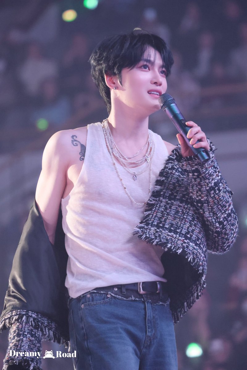 love this photo the most from the weekend
idk if it's because of his coat that slides off from his shoulder or his softly toned arm or his beautiful face, and expression, it's just.. ✨️
