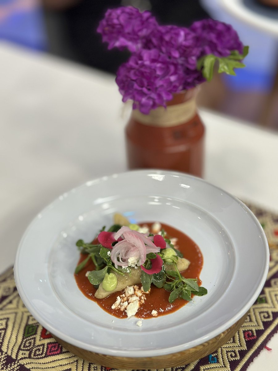 VengaLaAlegria's tweet photo. ¡Nuestro querido @rahmarchef preparó unas deliciosas tetelas de chicharrón! A todos en el foro se nos hizo agua la boca. 🤤✨🙌🏻🫶🏻🍽️ #VLA #MeDaVida https://t.co/W0KHmVvPBV