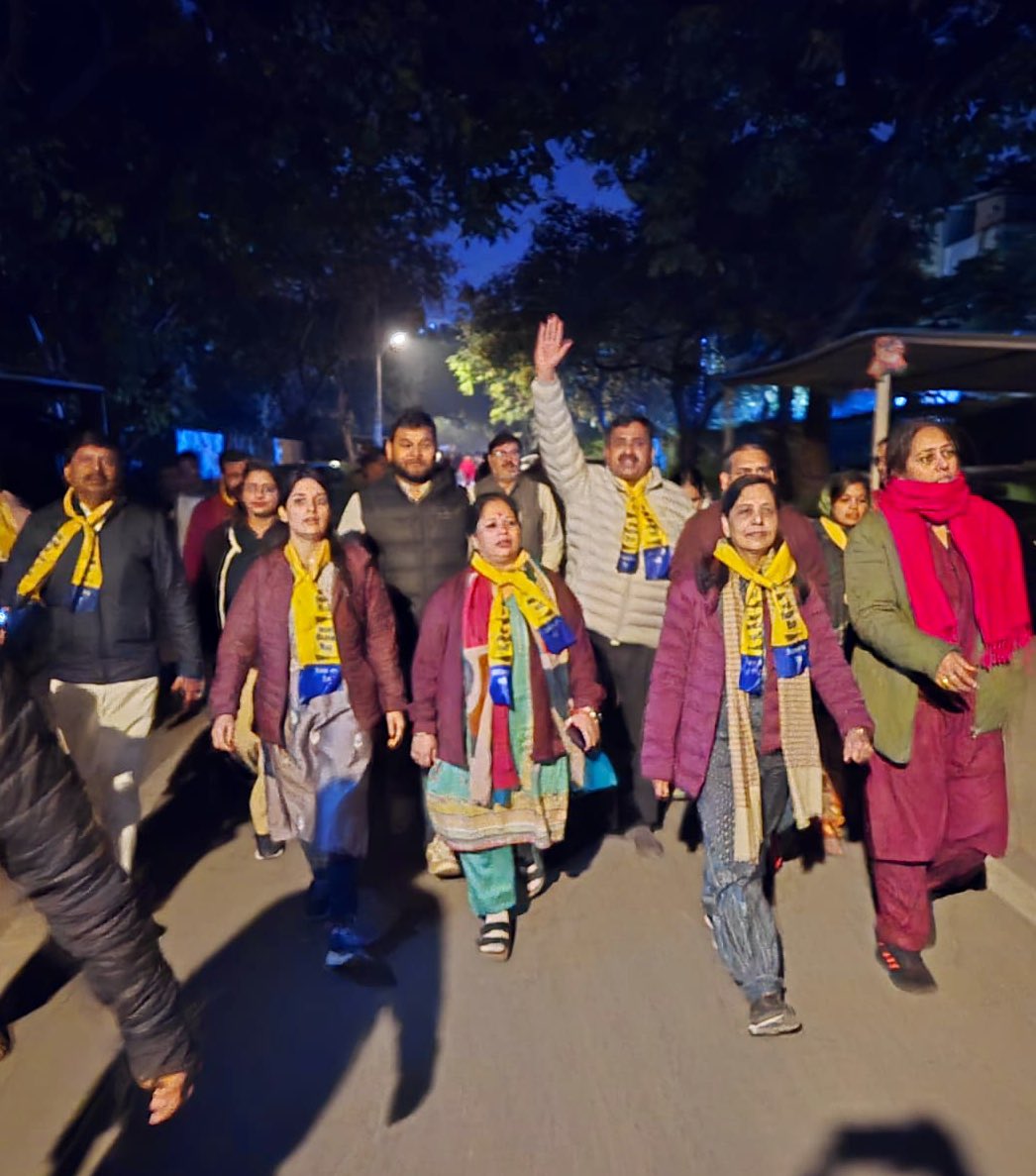 झाड़ू का बटन दबाएंगे,
फिर केजरीवाल को लाएंगे 💯

नई दिल्ली विधानसभा के किदवई नगर में आदरणीय <a href="/KejriwalSunita/">Sunita Kejriwal</a> जी और भाभी <a href="/AnitaSingh_/">Anita Singh</a> जी के साथ जनसंपर्क अभियान और सभा में शामिल हुआ। 

दिल्ली में फिर से आ रही है AAP, 
BJP का सूपड़ा होगा साफ़🔥

 #फिर_लाएंगे_केजरीवाल