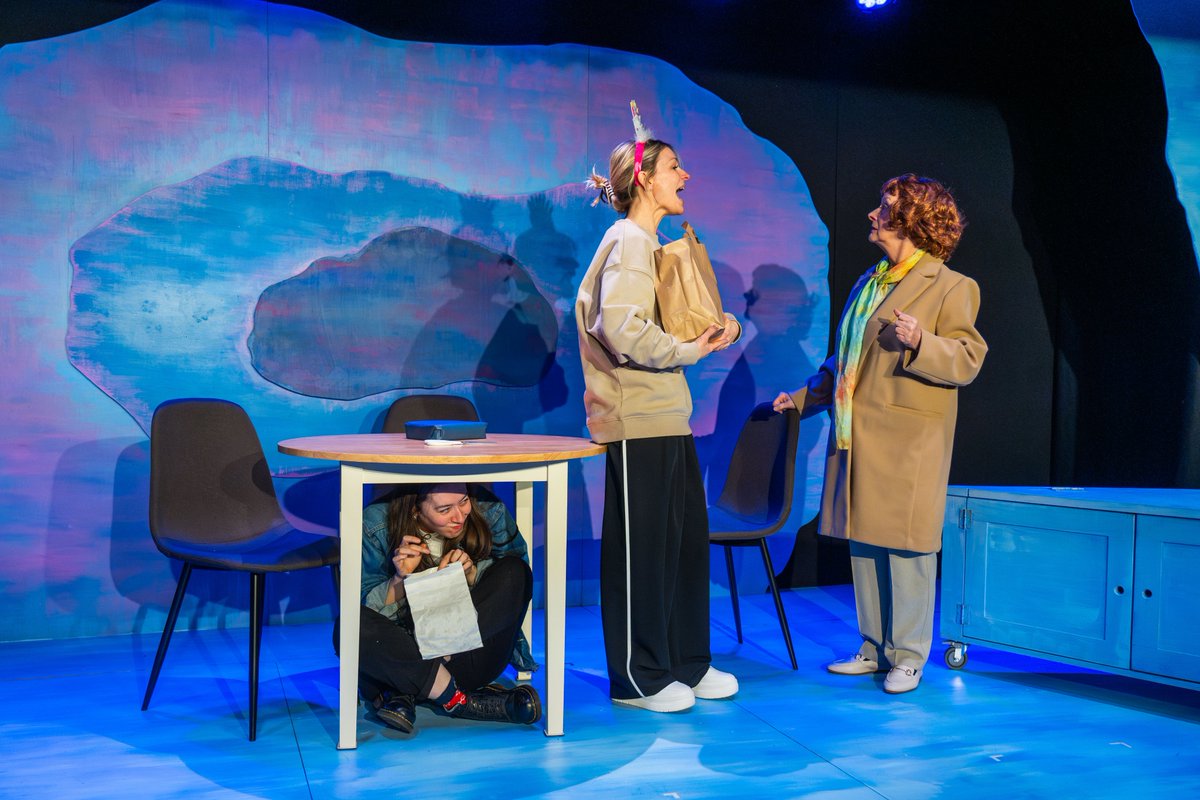 Pass The Parcel is here! ✨ 

We’re entering the first full week of this incredible new show.
So grab your tickets, join us down in the Studio, and enjoy a night of fantastic theatre! 🎭🤩

Book now!
liverpoolsroyalcourt.com/studio/pass-th…