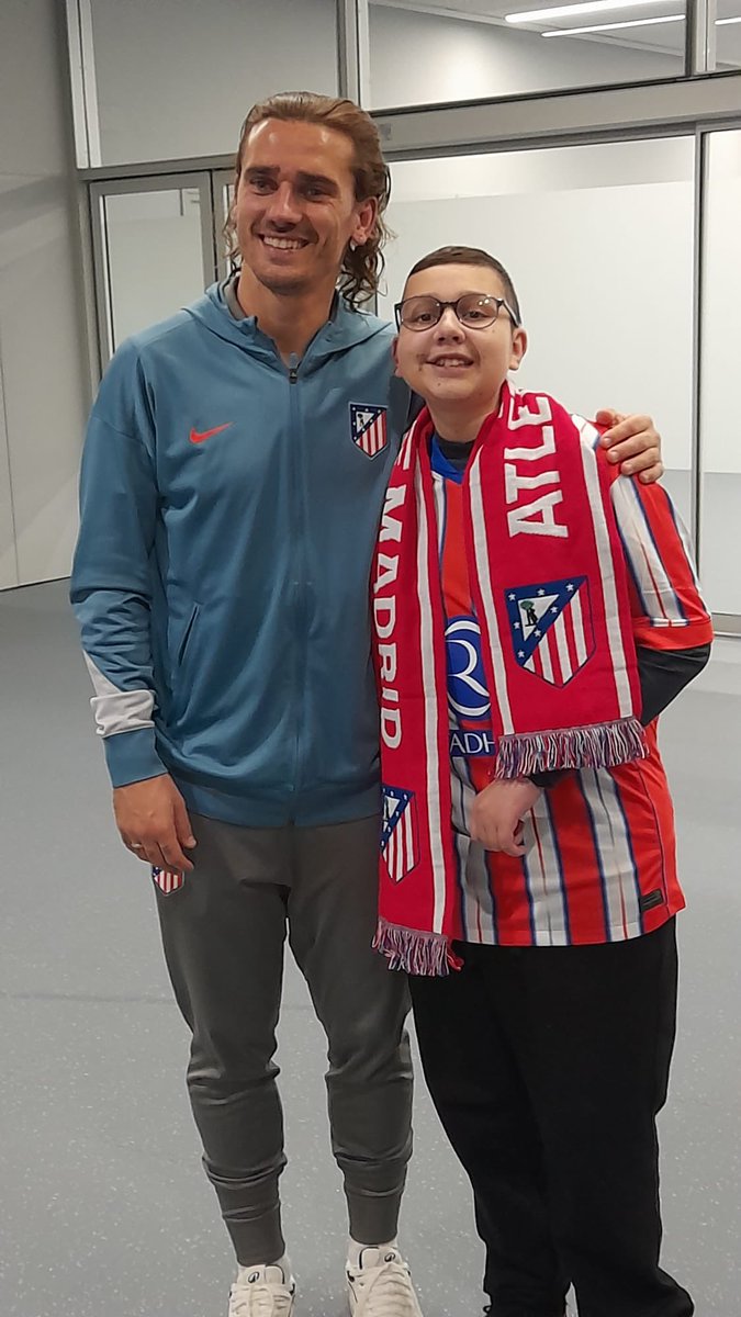 byronlove111's tweet photo. Benji a pu rencontrer @AntoGriezmann 

merci Twitter, merci pour tout 🤍 https://t.co/4JOJCgu7ee
