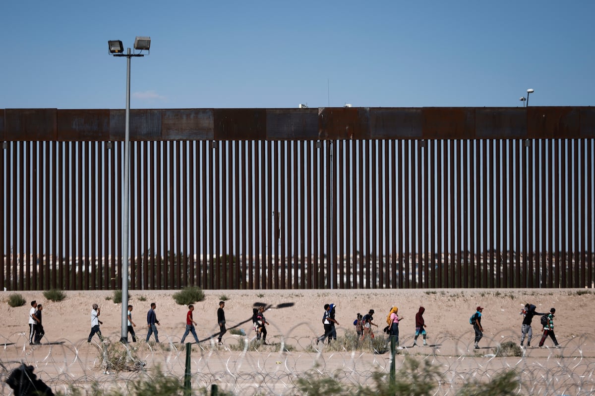 oficinagtar's tweet photo. No debería ser solamente de 200 metros, debería cubrir los 750km de fronteras que hay entre Argentina y bolivia y tendría que ser de hormigón o metal con alambres de púas y vidrios arriba vigilado las 24hs del día y me chupa bien la pija lo que digan los bolivianos. https://t.co/hGVaRWW4cC